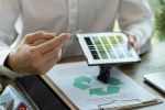 Symbolbild Hand mit iPad auf dem eine Infografik zu sehen ist