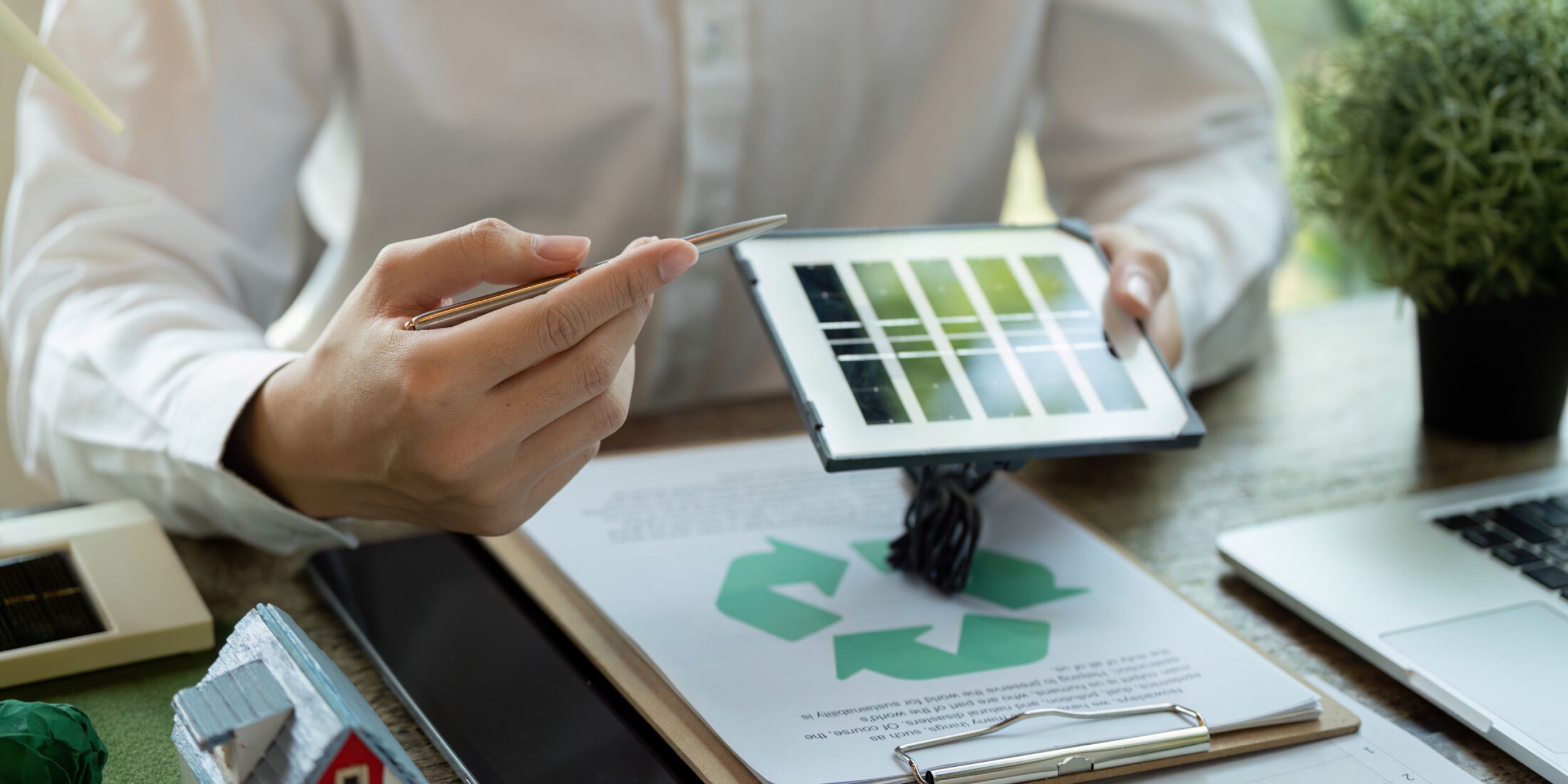 Symbolbild Hand mit iPad auf dem eine Infografik zu sehen ist